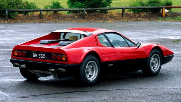 Суперавтомобилите от Маранело има много подобна история. Мнозина са чували, че 12-цилиндровият боксер 5.0 се поставя на легендарното Testarossa от 1984 г., но само истинските фенове на марката помнят, че историята на Ferrari с този тип мотори започва 15 години преди това с 365 GT4 BB (Berlinetta Boxer). 4,4-литровият двигател с подобна конструкция, разположен между осите, произвежда 344 к.с. Това позволява ускорение от 0 до 100 км/ч за 5,4 секунди и развиване на максимална скорост от 303 км/ч.