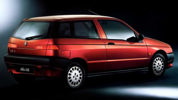 Alfa Romeo Alfasud може да се счита за още едно доказателство, че преди половин век концернът Fiat сериозно е вярвал на боксерите. Това семейство модели дебютира през 1971 г., като получава 5 такива мотора с обем от 1,2 до 1,7 литра. През 80-те години производните на тези агтрегати се появиха на наследника с индекс 33, а след това подобни двигатели бяха поставяни и на ранните модификации на серията 145. Едва в края на 90-те години те бяха заменени от редови мотори Twin Sparks. 