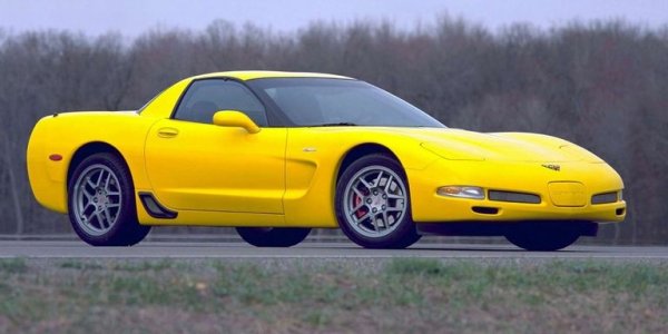 За около 15 000 евро можете да си вземете и Chevrolet Corvette на десетина години. Малко са колите, които за парите си предлагат повече мощност от този класически американски модел. Моделите от поколението C6 отбелязват известно поевтиняване в момента, а C4-ките могат да се купят много евтино, но най-апетитен безспорно е Corvette C5, който е достатъчно стар, за да бъде достъпен и достатъчно нов, за да изглежда сравнително модерно.
