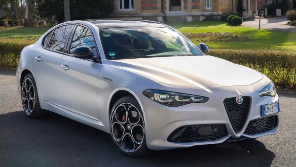 Започвайки с малкия Milano като първия електрически автомобил на марката, Alfa Romeo ще обнови напълно гамата си. Новата Giulia ще дебютира през 2026 г. и ще използва смесената платформа STLA Large на Stellantis Group с електрически двигатели и двигатели с вътрешно горене. Сегашната Giulia все още изглежда шик, но тя е на пазара от 2016 г.
