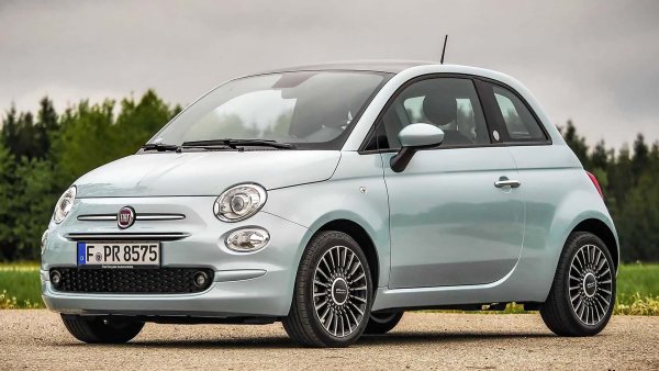 Една от най-старите гами модел е тази на Fiat. Рекордьорът е 500 с двигател с вътрешно горене, който се предлага от 2007 г., но последният му час вероятно ще дойде скоро. Сегашната Panda излезе на пазара през 2012 г. Марката наскоро разкраси модела и го превърна в Pandina, като ще продължи да го предлага до 2027 г. Причината е в ниската цена - около 15 000 евро. Пуснатото през 2016 г. Tipo е доста по-скъпо.
