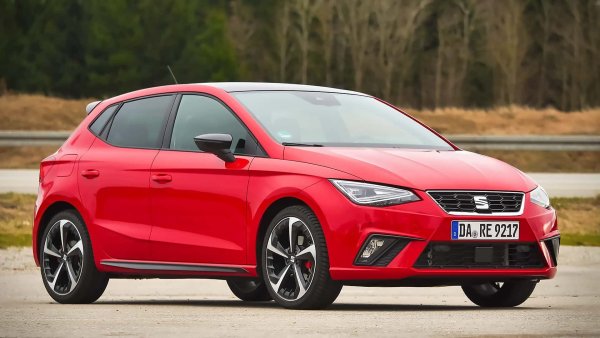 Испанското рециклиране на скрап на Volkswagen? Това би било твърде тежка присъда за Seat, въпреки че Ibiza е на пазара от 2017 г., а Ateca от 2016 г. Тези два модела обаче си имат своята публика, като това се дължи основно на тяхната цена.
