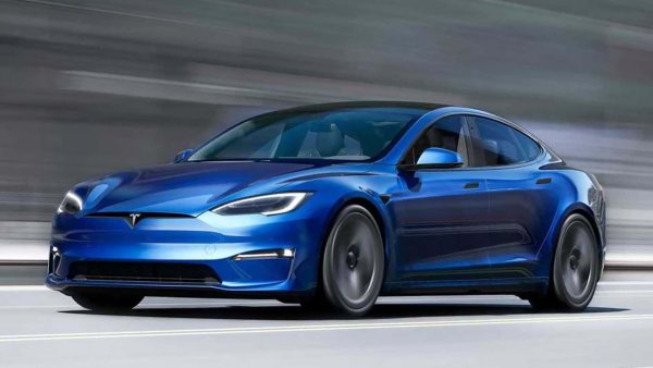 Tesla обича да изглежда особено прогресивно в очите на потребителите си, но и тя има един истински ветеран в гамата си. Model S се появи на пазара през лятото на 2013 г., а реален наследник не се очертава.
