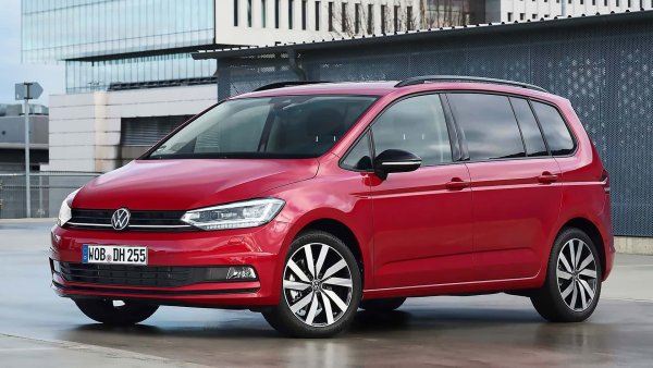 Както вече стана дума, на някои пазари на Стария континент все още се продава второто поколение на Touran от 2015 г. Редом с него се предлага и Polo, чийто дебют беше през 2017 г. И то вероятно ще се задържи дори след излизането на електрическото ID.2all, обещано за 2025 г.
