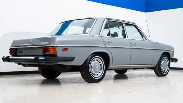 Този модел е малко по-стар, но трябва да бъде включен заради статута си на дизелов седан с най-голям пробег, произвеждан някога. Грегориос Сачинидис, гръцки таксиметров шофьор, който е изминал 4.60 милиона километра с своя 240D от 1976, преди да позволи на Mercedes-Benz да изложи колата в музея си. Неговата история ни разказва всичко, което трябва да знаем за този седан. Фактът, че това са таксиметрови мили, което означава много спирания и потегляния в градски условия, прави пробега двойно впечатляващ.

Моделите, които са като нови, все още се продават на цени като за нови на сайтовете за търгове. Модел 240D от 1974 с пробег 348 мили беше продаден миналата година на Bring a Trailer за 31 000 долара, без дори да достигне резервната цена на продавача. Ако успеете да намерите такъв модел с пробег под 150 000 км., той си заслужава почти всяка цена, която продавачът иска за него.
