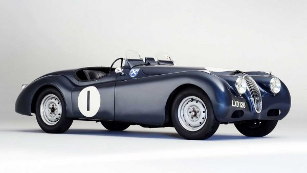 XK120 е една от великите класики на Jaguar. Моделът през 1948 година прави популярна динамиката на марката, с максималната си скорост от над 190 км/ч. Именно това е идеята да се избере числото 120 в името (от 120 мили в час).

За екземпляр Jaguar XK120 Roadster, заможен ентусиаст е платил 790 000 евро на търг през 2013 година. Това е наистина уникален екземпляр, с който се е състезавал сът Джеймс Скот-Дъглас, за тогава младия отбор Ecurie Ecosse. Машината е с мощен 3,4-литров 6-цилиндров редови двигател.