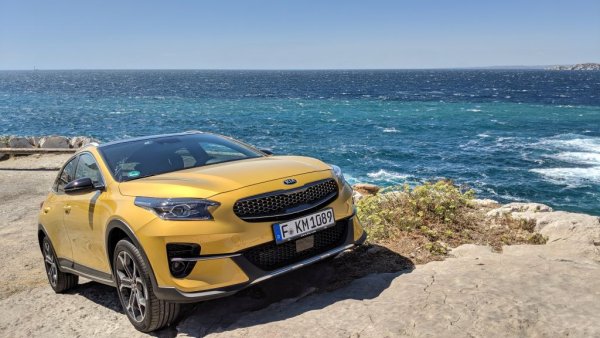 xCeed трудно ще мине за високопроходим модел, разбира се. Той е просто повдигната версия на обикновения Ceed - но все пак достатъчно повдигната, за да минава за "джипче" сред широката публика. Просветът е 17.2 или 18.4 см, в зависимост от размера на джантите. Спрямо 2021 продажбите са се увеличили с 11%. 
