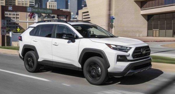 От дълги години RAV4 е сред най-популярните SUV модели у нас - и като нови, и на вторичния пазар. През 2022 новите регистрации са с 13% повече от 2021, независимо от драматично удълженото време за чакане при доставка. 
