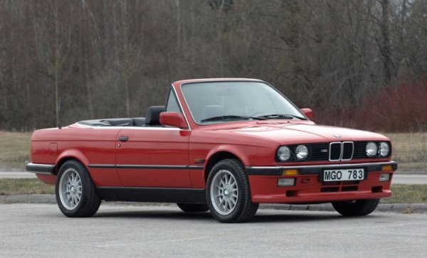 Прославената кола от тази генерация е първото М3. Но в много отношения автомобилът, от който произлезе то - "обикновеното" 325i - е доста по-добро. В замяна на спортните умения на М3 то предлага ежедневна практичност, достъпност и удоволствие. Ако с 2002 баварците зададоха курса за бъдещото си развитие, то с 325i те окончателно завършиха процеса по сливането на спортната ДНК с практичното, ежедневно купе. 2.5-литровият редови шестак бе един от най-гладко работещите агрегати на онази епоха, а управлението бе толкова добро, че в завоите и далеч по-могъщи спортни модели не можеха да му се опрат. В същото време 325i бе нещо, което съвременните BMW определено не са: простичка, надеждна кола. 
