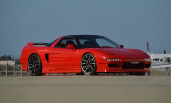 С иновативни корпус и окачване, изработени от алуминий, и с чудовищен V6 с титаниеви мотовилки, способен да се развърта безгрижно до 8000 оборота в минута, тази кола бе истинско откровение в зората на 90-те. Самият Айртон Сена взе активно участие в разработването й и настоя за някои промени в конструкцията в последния момент. Резултатът: NSX разказваше играта на машини като Chevy Corvette ZR-1, Dodge Viper, Lotus Esprit, Porsche 911, и даже Ferrari 348 и F355. Прецизността на волана и директността на петстепенната й ръчна трансмисия й позволяват дори днес да се бори на равна нога с чувствително по-нови спортни автомобили. Honda NSX просто вдигна стандартите в този сегмент. 
