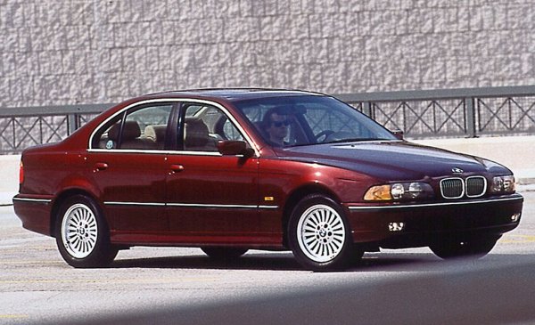 През 90-те, когато в Mercedes бяха решили да пестят поголовно за сметка на Е-класата, а Cadillac се опитваше да продава под славната си марка модели на Opel, шефът по развойната дейност на BMW Волфганг Рицле проектираше най-добрата Пета серия в историята. Баварската компания снабди E39 с лукса, рафинираността и технологиите от Седма серия, но в по-малък и много по-забавен мащаб. Тази кола вече усещаше технологичната революция, но без да стане изцяло електронна. Теглото порасна доста спрямо предишните поколения, но и конете под капака се увеличиха - от 190 в по-базовия редови шестак до 400 в могъщото М5. 
Този процес продължи и при следващите поколения, разбира се. Но при тях нашествието на технологиите до голяма степен костваше на тази кола душата й. 
