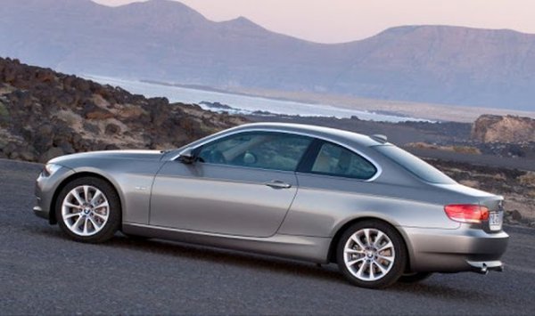 Когато сам създадеш нов пазарен сегмент и след това доминираш в него в продължение на 30 години, може и да настъпи известно отпускане. Но не и в BMW, където вложиха неимоверни усилия в разработването на новото поколение Е90. Баварците използваха олекотени магнезиеви блокове за своите редови шестцилиндрови мотори и ги направиха по-мощни, без да прибягват към турбокомпресори, само манипулирайки ефективността на клапаните. 300 коня мощност и под 5 секунди от 0 до 100 км/ч са добри показатели дори и днес. Но истинският връх на онази генерация бе появилото се през 2008 година M3 с неговия V8 и 420 конски сили. 
Истинската красота на един компактен премиум седан е, че той умее еднакво добре всичко - и тази кола бе най-яркото доказателство. Тя победи във всичките 11 сравнителни теста на C/D, в които участва. 
