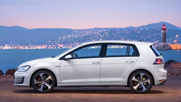 По традиция всеки нов Golf изглежда точно като предишния, а тук нещата и на книга бяха много подобни - двулитров турбомотор, избор от ръчни скорости или автоматик с двоен съединител, разумен и ненатрапчив дизайн. Но отдолу седмият Golf, построен върху новата MQB платформа, бе истинска революция на фона на предшествениците си. А GTI версията предлагаше съвършения баланс от ежедневна практичност и детинска радост. Всеки банален ежедневен преход до работата с него се превръщаше в преживяване. Даже ходенето на зъболекар бе удоволствие. Добавете към това и доста разумната цена от 25 815 долара (около 50 000 лева в България), и ще разберете защо тази кола е попаднала в списъка на C/D. 
