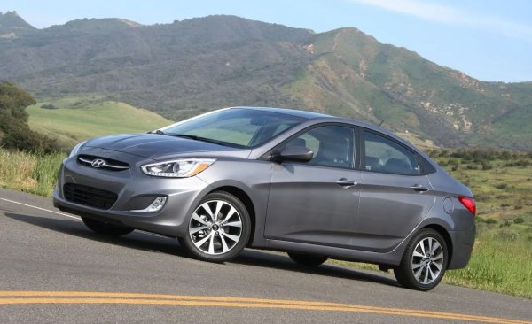 Първоначално моделът се появи под формата на седан, а няколко месеца по-късно производителят предложи хечбек с пет врати. На някои пазари се предлага като Verna, а в Русия се произвеждаше и продаваше като Solaris. При обем на двигателя 1,4 литра или 1,6 литра разходът на гориво е съответно 5 литра и 6 литра на 100 км. Ускорението до 100 км /ч отнема около 10 секунди.