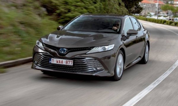 Като част от елитната E-класа, този „японец“ е един от най-добрите варианти в своя ценови диапазон. Красива и стилна, просторна и удобна, тази кола в основна версия на оборудване може да се намери на старо за по-малко от 10 000 евро. Предлага се като седан с 2,5-литров двигател. Camry ще бъде доста скъпа за поддръжка, но ако инсталирате оригинални части, рядко ще се налага да се прибягва до ремонт. Единственият недостатък (донякъде) е високият разход на гориво – 12 л/100 км.