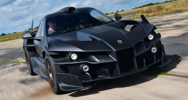 Ariel Hipercar със сигурност отговаря на името си, тъй като е оборудван с четири електрически мотора, чиято комбинация предоставя мощност от 1180 к.с. Той оправдава и външния си вид на изтребител с газова турбина за удължаване на пробега, подкрепящ 62kWh батерия.