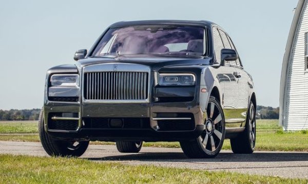В Rolls-Royce винаги са се пазили като от огън от "масовизацията" на моделите си, и съответно поддържат най-високите цени в сегмента, ако не се броят разни специални версии и лимитирани серии. Cullinan например започва от почти 555,000 лева. Но и така успява да отчете цели 104 автомобила ръст спрямо 2021. 
