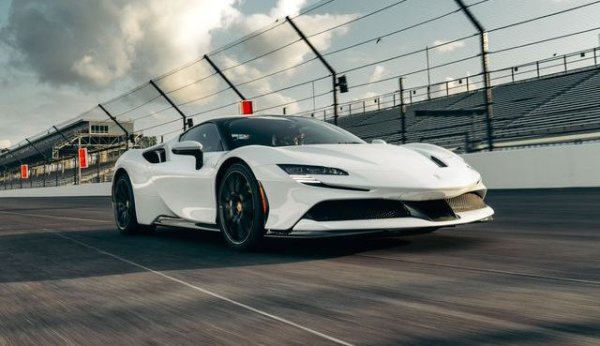 Цената на новия плъг-ин хибрид на Ferrari, кръстен в чест на 90-ата годишнина на Scuderia Ferrari, стартира от внушителните 860 000 лева, но това не му попречи още в дебютната си година да влезе в европейския Топ 15, а през тази година продажбите са с 56 автомобила над миналогодишните. Комбинираната мощност е 1000 конски сили, а пробегът само на електричество - 26 км. Два екземпляра са регистрирани в България през 2022. 
