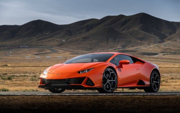 Фейслифтът на Huracan, който е на пазара от 2019, е сравнително достъпен като за Lamborghini - цената тръгва от 358 000 лева. Но това не значи, че предлага компромиси: съотношението тегло-мощност е 2.09 килограма на конска сила, а ускорението от място до 100 км/ч отнема едва три секунди за обикновената му версия. Не е чудно, че продажбите вървят неудържимо нагоре и вече са с почти 150 коли над миналогодишните. Два автомобила са регистрирани в България от началото на 2022. 
