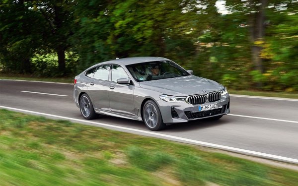 През февруари BMW стартира и мащабна сервизна кампания, която засяга около 575 000 автомобила по света. Собствениците ще получават известия с молба да проверят и, ако е необходимо, да заменят стартера.

Според производителя, засегнатите модели включват купето BMW 2 Series, няколко варианта на 3-, 4- и 5-Series, 6-Series Gran Turismo, 7-Series, а също така X4, X5, X6 и Z4, произвеждани от юли 2020 до юли 2022. Причината е износването на електромагнита на стартера, което с времето може да доведе до повреда и дори пожар.

В същото време компанията предупреди, че симптом на повреда е дим, който може да се забележи по време на шофиране или при излизане от колата. Затова от BMW препоръчаха да не се оставя работещият двигател без надзор. Преди това подобна кампания за изтегляне се проведе през септември миналата година.
