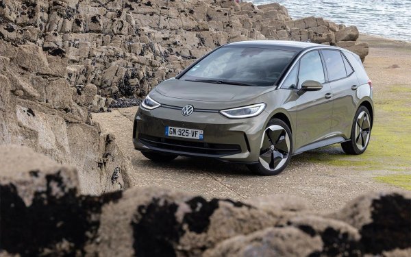 В края на март Volkswagen Group обяви изтеглянето на над 100 000 електрически автомобила ID и Cupra Born поради възможни проблеми с батерийните модули. Проблемът може да се прояви в намален обхват или предупредителна светлина. В редки случаи батерията може да прегрее. Също така, компанията не изключи риска от пожар.

Като част от кампанията, автомобилите ще получат софтуерен ъпдейт, след което ще се извършва диагностика на батериите. При необходимост дефектните модули ще бъдат заменени безплатно. Компанията подчерта, че няма съобщения за жертви.

