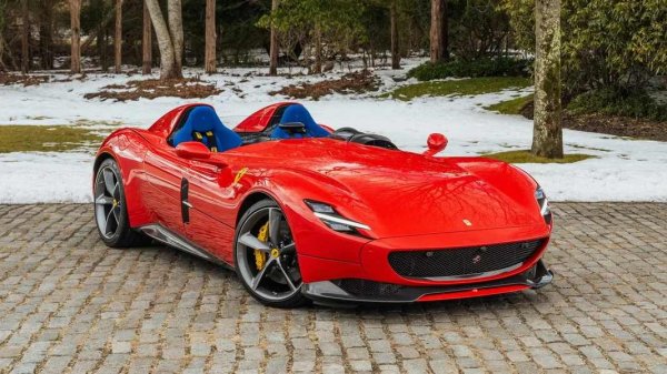 Пистовият Ferrari Monza SP2 от 2021 година е екзотичен звяр без челно стъкло. Моделът беше продаден за 4 955 000 долара. Оборудван е с V12 двигател с мощност 810 к.с. и е автомобилът с най-малък пробег в колекцията &ndash; едва 26 км. Той също счупи рекорда за най-скъпото такова Ferrari, продадено на търг.
