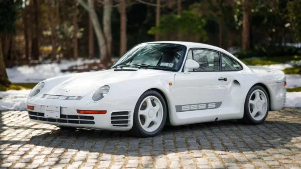 Това е вторият най-стар автомобил в колекцията. За Porsche 959 Sport от 1988 г. на 18 600 бяха броени 5 505 000 долара, което го превърна в най-скъпото серийно 959, продадено на публичен търг. От олекотената версия Sport с мощност 515 к.с. са произведени едва 29 бройки. Със своята максимална скорост от 339 км/ч, моделът беше най-бързият сериен автомобил за времето си.

