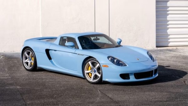 Това Porsche Carrera GT от 2005 г. постави сензационен нов световен рекорд за модела, след като бе продадено за 6 715 000 долара. Това повече от удвои предишния рекорд за модела (3 305 000 долара), поставен само седмица по-рано на аукциона на RM Sotheby's в Маями.

Рекордното Porsche е изключително рядко изпълнение по програмата "Paint-to-Sample" и е единственото в света, поръчано в емблематичния цвят Gulf Blue. Автомобилът е един от 644-те за американския пазар (от общо 1270 произведени), а пробегът му е 4500 км.
