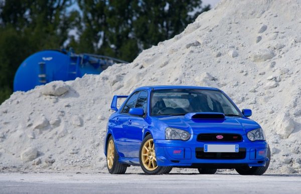 Феновете на Subaru могат да поспорят, но Estoril Blue не е твърде различен от Mica Blue на японския производител. Това, с което те ще се съгласят, е, че предисторията му е много по-вълнуваща. Цветът стана известен през 90-те от рали пилота на Subaru Колин Макрей и оттогава е копиран безброй много пъти в различни нюанси.