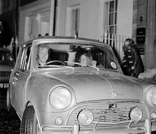 Подобно на &bdquo;Бийтълс&ldquo;, Mini Cooper е емблематична част от британската култура на 60-те. Тази кола е една от четирите, поръчани от мениджъра на групата Брайън Ъпстайн през 1965. Производителят на луксозни автобуси Harold Radford & Co прави значителни промени в пакета, за да му придаде допълнителен ефект. Моделът на Маккартни се появява във филма The Magical Mystery Journey през 1967 и е продаден през 2018 г. за 1 820 000 паунда - световен рекорд за Mini.
