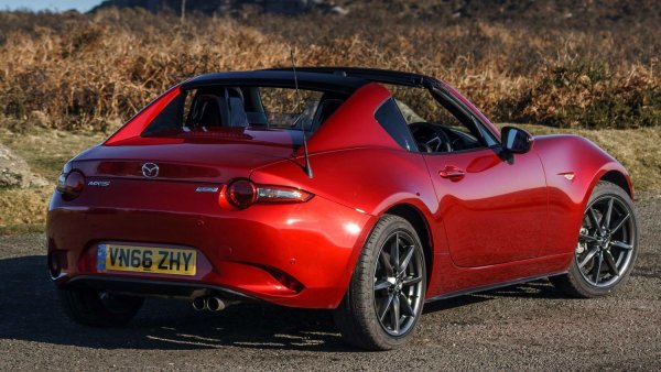 Автомобилът се предлага с или с класическия ръчен мек покрив, или с твърд таван, като със сигурност това е най-добрата спортна кола от най-нисък клас през последното десетилетие. Клиентите могат да избират между 1,5-литров и 2,0-литров двигател, като и в двата варианта той е с 4 цилиндъра.