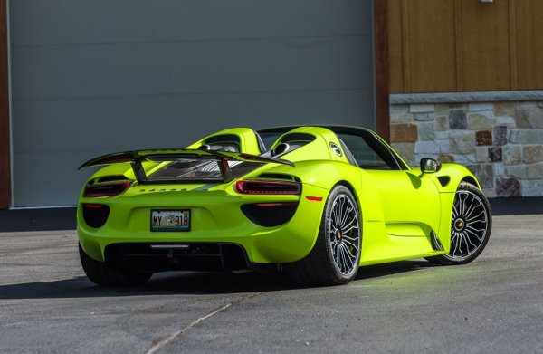 Задвижван от атмосферен 4,6-литров V8, взет от състезтелния автомобил Porsche RS Spyder Le Mans Prototype, първата модерна хиперкола на Porsche използва и електрически мотора, а също така и батерия с 6,8 кВт/ч с течно  охлаждане.  За разлика от LaFerrari и друг суперхибрид - McLaren P1, при колата на Porsche задвижването на четирите колела се осигурява  от един от електрическите двигатели, задвижващи само предната ос. Всички хибридни суперколи, които излизат след това, просто копират или подобряват оригиналната формула на Porsche. 