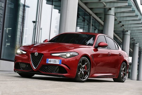 Това е първият седан на Alfa Romeo от над 20 години, който се отличава с надлъжно разположение на двигателя и със задно задвижване. Така Giulia отбелязва истинско завръщане към корените, като за това помага и отличното разпределение на теглото между двете оси - 50:50. Освен това, Quadrifoglio е не просто топ-модел, но и истински съперник Audi RS4, BMW M3 и Mercedes-AMG C 63. 