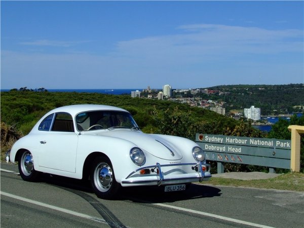 Това е Porsche 356A. 356 е първия сериен автомобил на Porsche. Произвежда се между 1948 и 1955 година.
