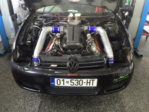 Golf Мк4 с V10 двигател от Audi RS6. Мощността е 1250 к.с.