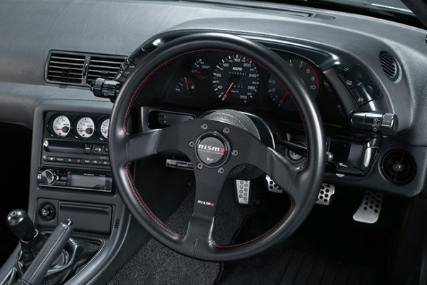 През 1990 г. е издадена серията за хомологация с ограничен тираж Nismo. Направени са общо 500 пътни R32 Skyline GT-R Nismo и още 60 състезателни версии. Nismo има допълнителни въздухозаборници, а радиаторната решетка е премахната за по-добър въздушен поток в интеркулера. На багажника се появява спойлер. В момента R32 Skyline GT-R Nismo е истинска рядкост за колекционерите.
