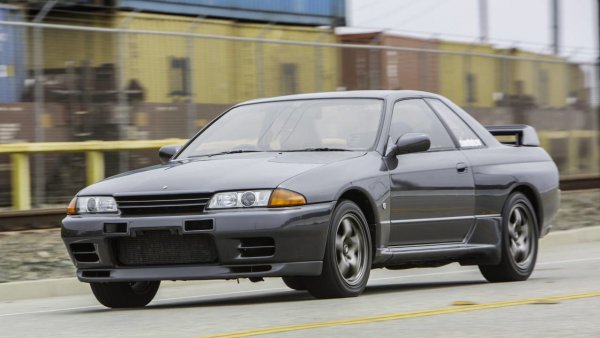 А сега да се върнем към първата Годзила. Към колата, която успява да победи легендарния Ford Sierra Cosworth в американския шампионат.  За да бъдем точни, трябва да отбележим, че R32 напълно унищожава състезателната серия. Тя става скучна и производителите започват да закриват състезателните си отбори.
