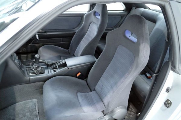 Autech взима двигателя и шасито от R33 GT-R и ги монтира в седан с удължено междуосие. Той запазва задвижването си на четирите колела и на практика е толкова бърз, колкото базовия GT-R, но в същото време е и нелош семеен автомобил. Харесва ли ви?