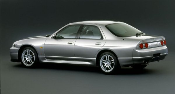 Не се притеснявайте, всичко с очите ви е наред. Това наистина е GT-R с четири врати. Официално одобрен от Nissan, но произведен от компанията Autech през 1998 г. Автомобилът е разработен по случай 40-годишнината на модела Skyline (не GT-R). 
