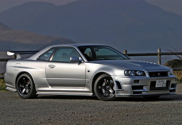 Най-яката GT-R епоха на Skyline е този R34 Nismo Z-Tune. Той е създаден за 20-годишнината от тунингованите модификации Nismo, без да се мисли за разходите за труд и крайната цена. Всеки от 20-те Nismo Z-Tune е сглобен ръчно. Да, тази версия наистина е специална.
