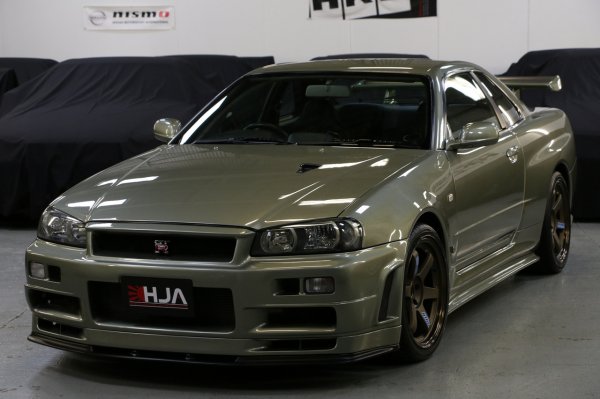 Последната партида GT-R поколение R34 включва 718 купета във версия V-Spec II Nur и 285 във версия M-Spec Nur. V-Spec II (V означава Victory - победа, а Nur - съкратено от Nurburgring) е страхотна кола, но M-Spec Nur (M означава Mizuno, главният дизайнер на модела) е просто великолепна.
