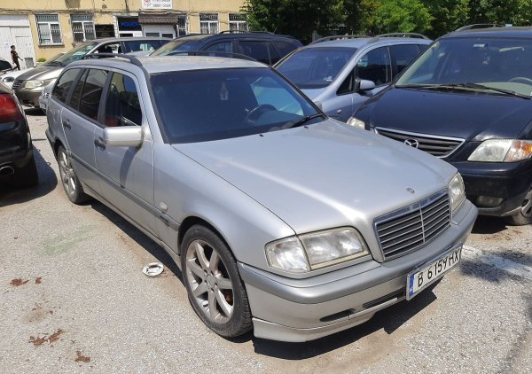 Описание: лек автомобил марка Mercedes, модел C 250 с рег. № B 6159 НХ; рама № WDB2021881F693285. Дата на първа регистрация - 08.01.1998 г., цвят - светло сив металик, гориво - дизел, 110kW/2497 куб. см, брой врати 4+1, каросерия - комби. Цялостна корозия, избеляло лаково покритие, задоволително състояние.

Първоначална цена: 2625 лв.
