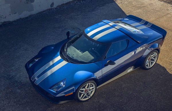 Ferrari F430 може да е осигурил механичните основи, но MAT New Stratos представлява непоколебима почит към Lancia Stratos от 1973-1978 г. Това става ясно от подобния външен клиновиден стил, въпреки че при новия Stratos голяма част от каросерията е от въглеродни влакна. 

Manifattura Automobili Torino (MAT) иска да върне суровостта на аналоговото шофиране, точно като това, което предлага Lancia Stratos от 70-те години.