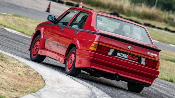 Когато шофирате Alfa Romeo 75, веднага оценявате двете му динамични качества: преди всичко оптималния баланс на разпределението на теглото и директното, бързо управление . Поведението в завои никога не създава затруднения на водача. Мощността се увеличава с 2.0 Twin Spark до 148 к.с., но управлението му остава предвидимо, готино за автомобил с предно разположен двигател. 

При версиите с двигател 1.8 турбо и V6 Busso &bdquo;музиката&ldquo; се променя във всяко едно отношение. Не става въпрос само за звук, като шестцилиндровият двигател е предпочитан. Тези автомобили са по-взискателни за шофиране, особено на мокра настилка, с по-твърда настройка и по-резки реакции. Има по-малък аванс при грешка. 

Версиите с 1.8 турбо двигател са основа за 75-те състезателни автомобила, а слоганът от онова време звучи почти като предупреждение: "Най-накрая турбото заслужава Alfa Romeo &ldquo;. 
При продължителна спортна употреба - спирачките са тези, които страдат заради малкия размер на предните апарати и техните накладки. Петстепенната скоростна кутия, монтирана отзад, има добро общо управление, но под напрежение показва известно "засядане". 

Трикът за най-добро шофиране на легендата е да я оставите да се движи плавно, като като цяло не се намесвате в завоите. На правите участъци обаче ускорението винаги е решаващо, стига оборотите на двигателя да се поддържат над 3000.
