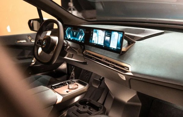 Вече видяхме европейската му премиера (също онлайн), сега дойде време и за американската. Първият модел от новата вълна електромобили на баварците обещава над 500 коня и над 600 км пробег с едно зареждане. 
По-интересната премиера на BMW във Вегас бе на новото поколение на информационната и мултимедийна система iDrive, която ще дебютира именно в iX наесен. Тя запазва емблематичния въртящ се контролер, но заменя почти всички други физически бутони със сензорни иконки.
