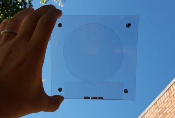 Ето още един проблем, за който доскоро не би ни и минало през ум: с растящата популярност на панорамните стъклени покриви изниква въпросът къде да се премести антената, за да не разваля гледката. 
Ето едно доста прозорливо решение от META: да направим самата антена прозрачна. Благодарение на много фината метална мрежа, с която е обвита, тази антена работи също толкова добре, колкото и конвенционалната. 
