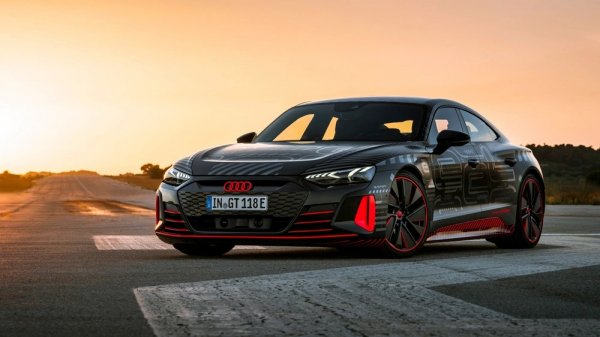 Първа "публична" изява за първия електрически суперавтомобил на германците (при виртуалния формат на CES кавичките на "публична" са неизбежни). RS e-tron GT e на практика братовчед на Porsche Taycan - построен на същата J платформа, и използващ същата система с по един електромотор на всяка ос. На практика това е най-мощният RS модел досега - с функцията overboost конските сили достигат 637. 800-волтовата система може да се зарежда не при 150 киловата, както бе при първия е-tron, а при цели 270.
