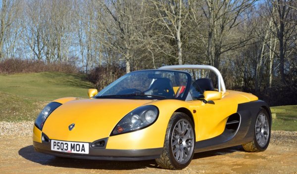 Renault има една от най-славните истории в създаването на хотхечове, като компанията се е заигравала и с машини със задно задвижване. Първият автомобил, носещ емблемата Renault Sport е именно този олекотен двуместен роудстър, който, както повечето от бързите суперминита на французите, е създаден да подкрепи техен едномарков шампионат.

За съжаление на Spider, френският алуминиев модел излиза на сцената почти по едно и също време с британския еквивалент Lotus Elise, който определено е доста по-успешен.