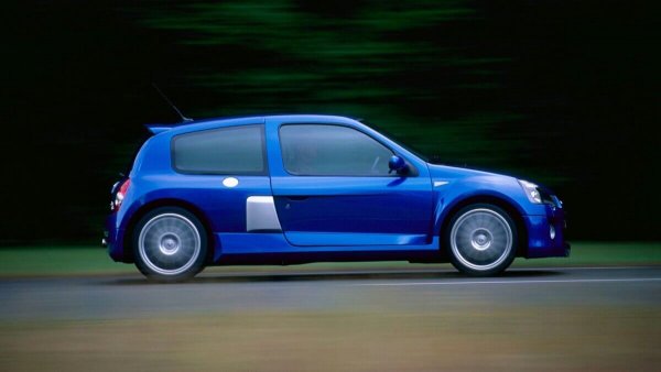 Дали това е просто едно бързо Clio или хотхеч? Отговорът на въпроса се крие в поставянето на 2,9-литров V6 на мястото на задните седалки, който задвижва задните колела на автомобил, който е доста по-голям от споменатия конвенционален модел.

Разработен първоначално от Tow Walkinshaw Racing и впоследствие от Renault Sport, трудничкия за шофиране и леко понаедрял Clio V6 не е драматично по-бърз от по конвенционално Clio RS. Но е ярък пример за лудостта (в положителен смисъл) на френската автомобилна промишленост. Мислите, че Pagani са смахнати? Те никога не са слагали V12 в багажника на Punto, нали?