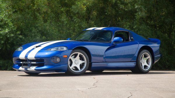 Това все още е едно от най-великите автомобилни имена в историята. И все още е една от най-плашещите коли на света, благодарение на V10 мотора си с над 8 литра обем и "алергията" към тракшън контрола в ранните си версии.

За европейците, Dodge е относително "забранен плод", въпреки някои хилави опити за продажби на машини с тази марка, но в родината си компанията е много ценена и тачена.